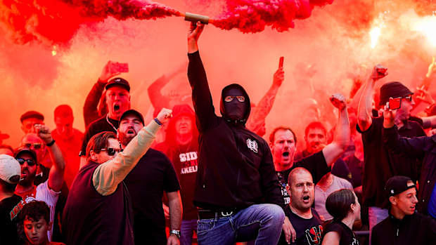Fans del Ajax encienden gas en partido